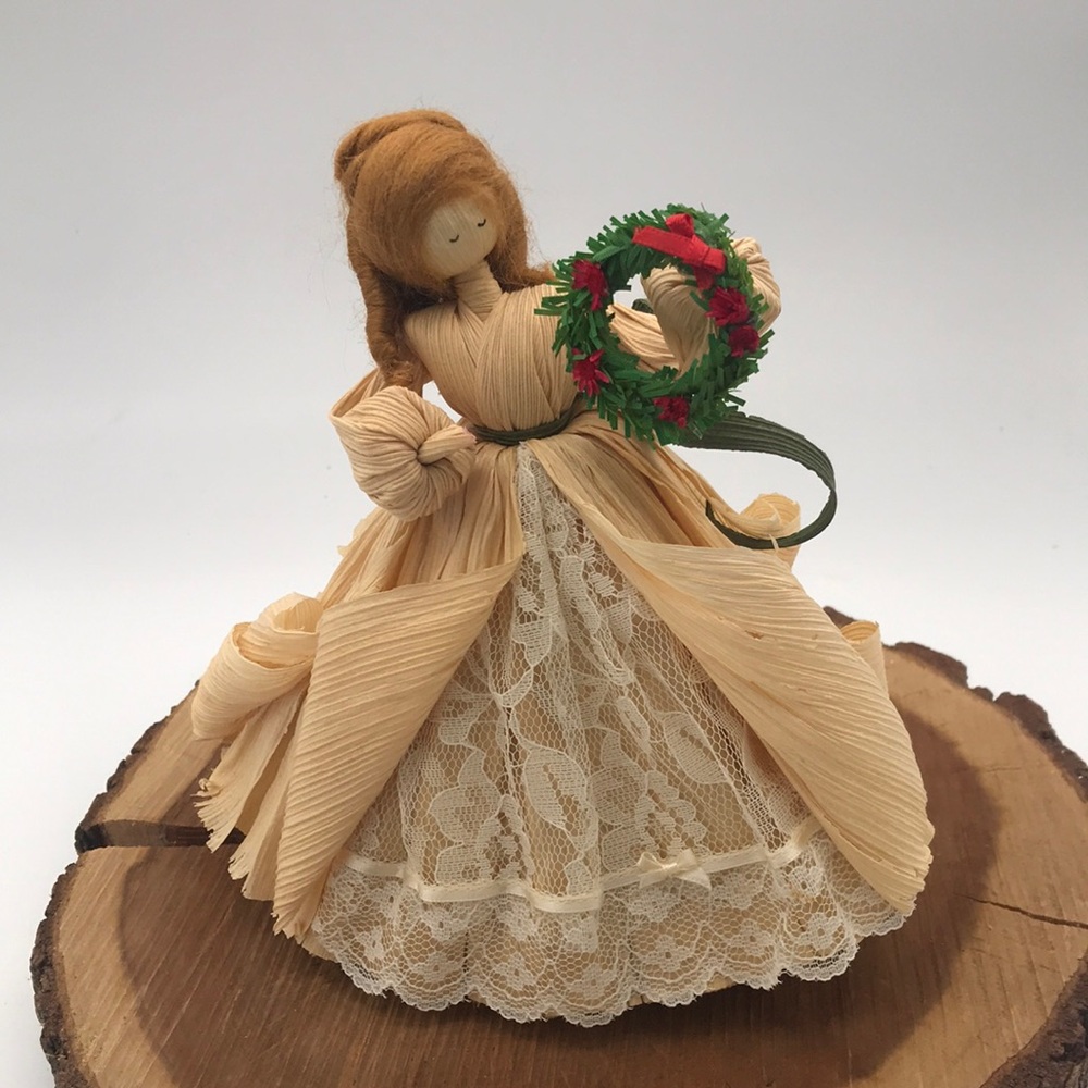 VTG Folk Art Cornhusk Lady with Wreath 8" Tall